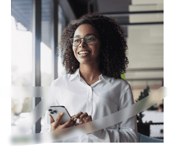 Corretora sorrindo enquanto usa o celular